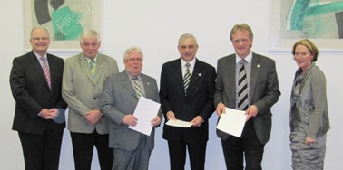 Axel Bartels (2. v.r.) erhält von Staatsekretärin Beate Reich (1. v. r.) die Ehrennadel des Landes.