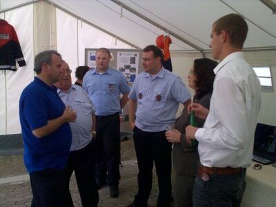 Vertreter der Feuerwehr, Andrea Nahles und Benjamin Kastner im Gespräch