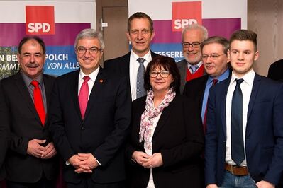 Der rheinland-pfälzische SPD Vorsitzende Roger Lewentz (2. v.l.) zusammen mit dem Vorsitzenden der SPD Maifeld, Max Mumm