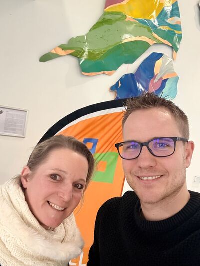 Oberstudienrätin Frau Range-Schmitt und Landtagskandidat Nicolas Cordes