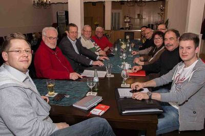 Der Vorstand der SPD Maifeld mit ihrem Vorsitzenden Maximilian Mumm.