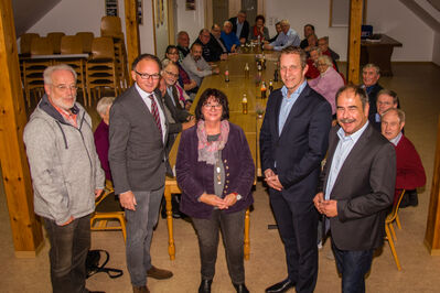 Max Mumm (zweiter von rechts), umrahmt vom Vorstand der SPD Maifeld und Andernachs Oberbürgermeister Achim Hütten