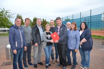 SPD Gemeindeverband Klaus Herbel re. gratulierte Monika Hölzgen li.