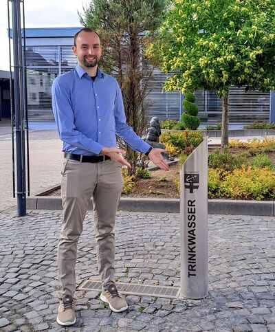 Badinsky vergewissert sich am Kaltenengerser Brunnen, dass Mülheim-Kärlich das auch kann