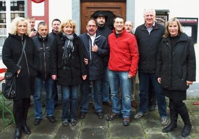 Die Gruppe um Marina Stieldorf, Günter Schnitzler u. Michael Schwab vor dem Münstermaifelder Heimatmuseum.