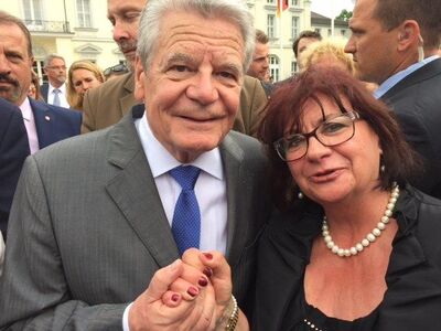 Ochtendungs Ortsbürgermeisterin Rita Hirsch im kurzen Gespräch mit Bundespräsident Joachim Gauck im Garten von Schloss B