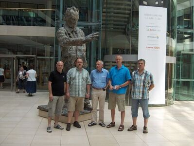 Die Delegation der SPD Welling vor dem Willy Brandt Haus