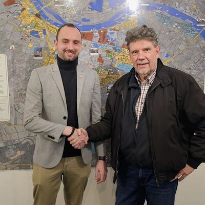 Klaus Herbel (r.) verabschiedet Jan Badinsky (l.) im VG-Rathaus