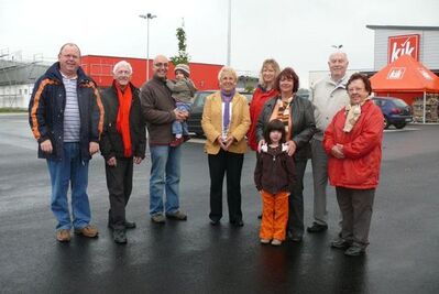 Mitglieder des Vorstands der Ochtendunger SPD und der SPD-Ratsfraktion vor den neuen Erweiterungsbauten