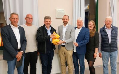 Symbolische Übergabe der Schwimmflügel von der Stadt- auf die VG-Ebene in Kreisen der SPD-Gremienmitglieder