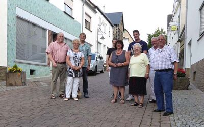 Ortsbesichtigung in der Grenzstraße, in der einige leere Schaufenster von der Aufgabe des Gewerbezweckes betroffen sind