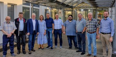 Schnappschuss der SPD vor dem Rathaus nach erster Ratssitzung