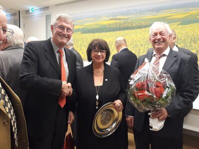 Rita Hirsch freut sich über die Glückwünsche der Ochtendunger SPD