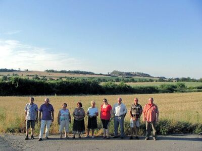SPD-Fraktion im Ortsgemeinderat vor dem künftigen Gewerbegebiet.