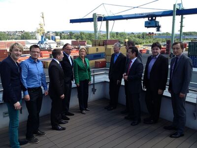 Die Abgeordneten im Andernacher Hafen.