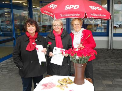 Rita Hirsch, Otti Pinetzki und Jutta Kühl informieren zum Weltfrauentag